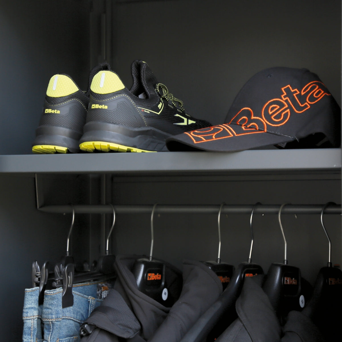 Beta C45PRO 2.0 A1/RB600 — Interior shelf for tool cabinet C45PRO AS1, with clothes rail — Beta product photography